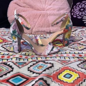 Y-not high heals floral, buckle strap